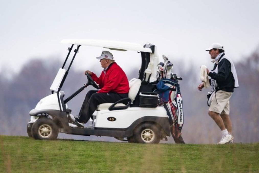 Para los socios del exclusivo club es normal ver al magnate conducir su carrito de golf por la zona para luego dirigirse a su mansión para coordinar su agenda, que estas últimas semanas se ha enfocado en los esfuerzos para recaudar fondos en preparación para lanzar su campaña a la presidencia en 2024.