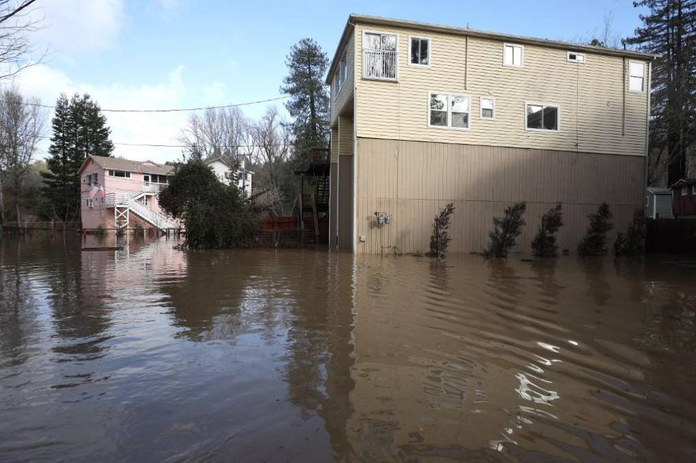  Se prevé que hasta 13 centímetros de precipitaciones caigan este lunes en la región litoral del centro de <b>California</b>, agregó el departamento. 