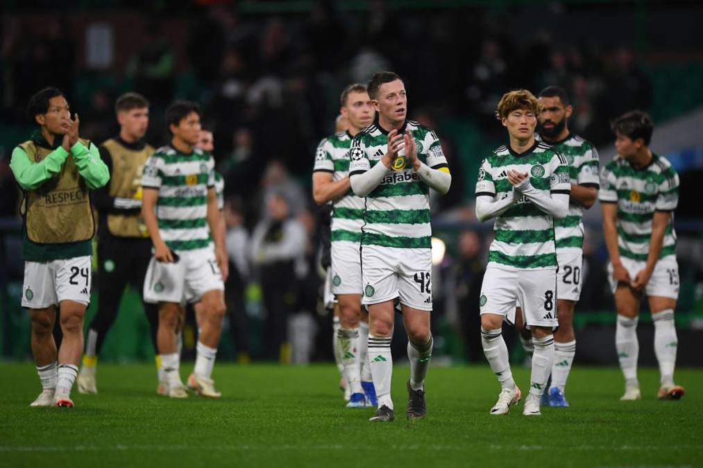 Los jugadores del Celtic aplaudieron y agradecieron el apoyo de sus aficionados.