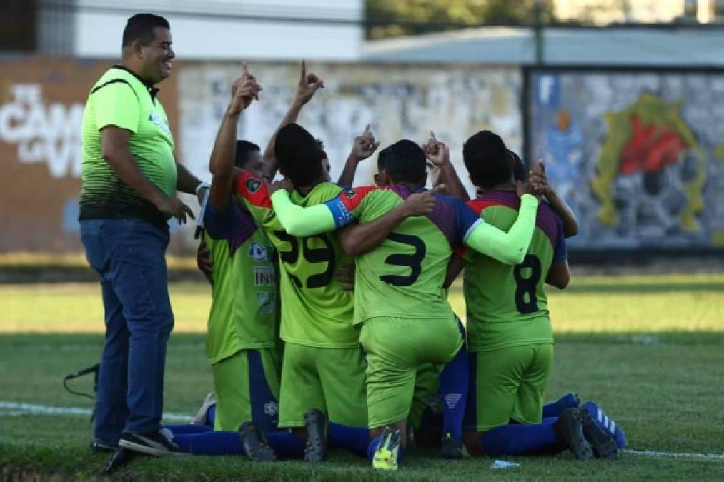 La celebración de los jugadores del Real de Minas tras el gol de JR Mejía.