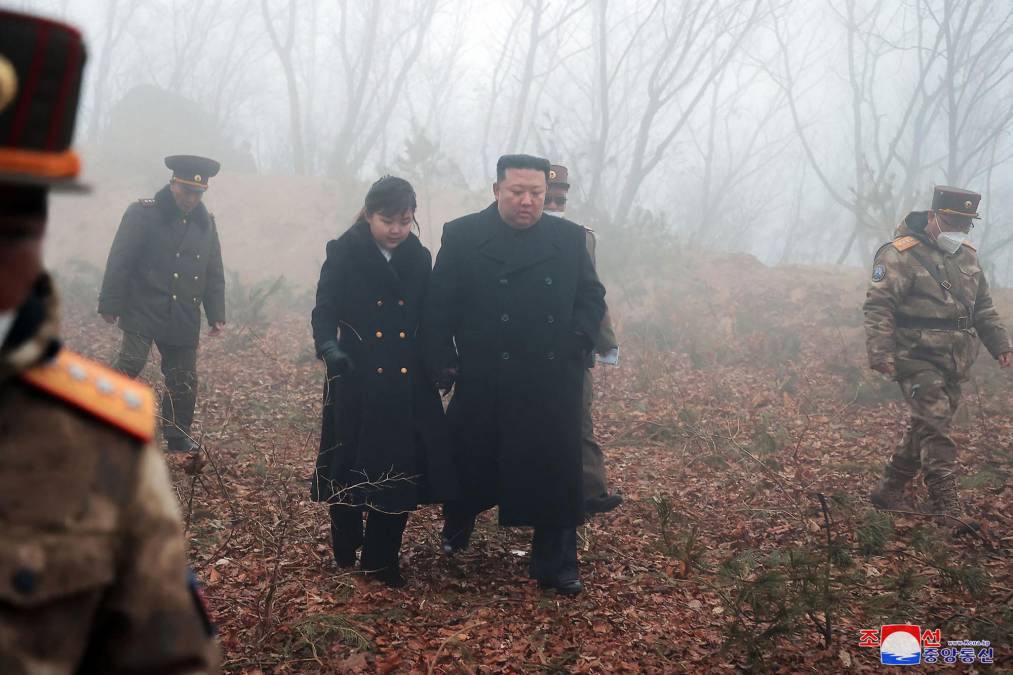 El líder Kim Jong-un, al que fotos publicadas por KCNA lo muestran presenciando los ejercicios junto a su hija, dijo estar muy satisfecho con los resultados.