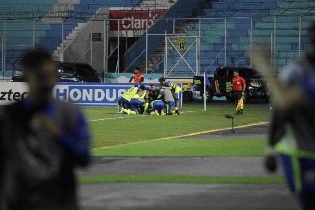 Los jugadores de los Potros del Olancho FC celebrando el gol de Dester Mónico que los puso en ventaja en la vuelta ante Motagua.