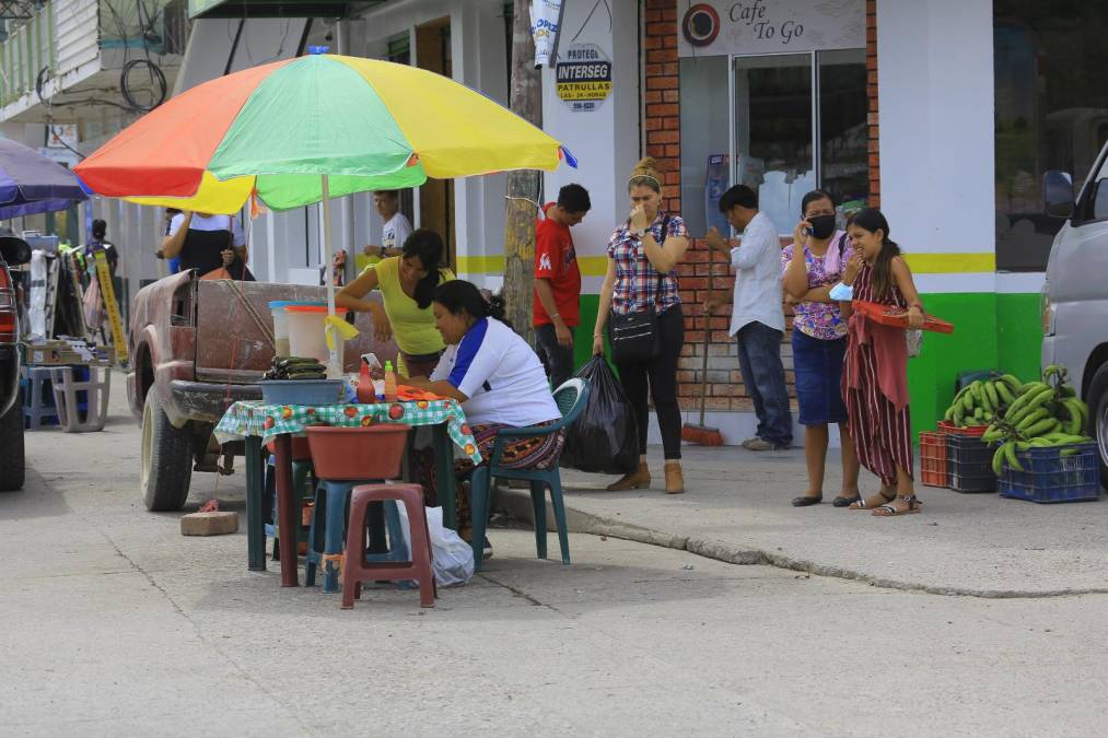 Mujeres emprendedoras tienen ventas de alimentos en la zona comercial de La Lima.