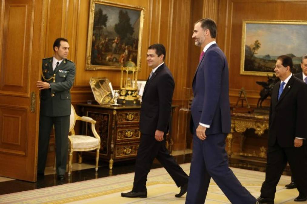 El rey Felipe conversa con el presidente de Honduras, Juan Orlando Hernández, momentos antes del almuerzo que los Reyes de España han ofrecido hoy en el Palacio Real en honor del mandatario hondureño y su esposa.