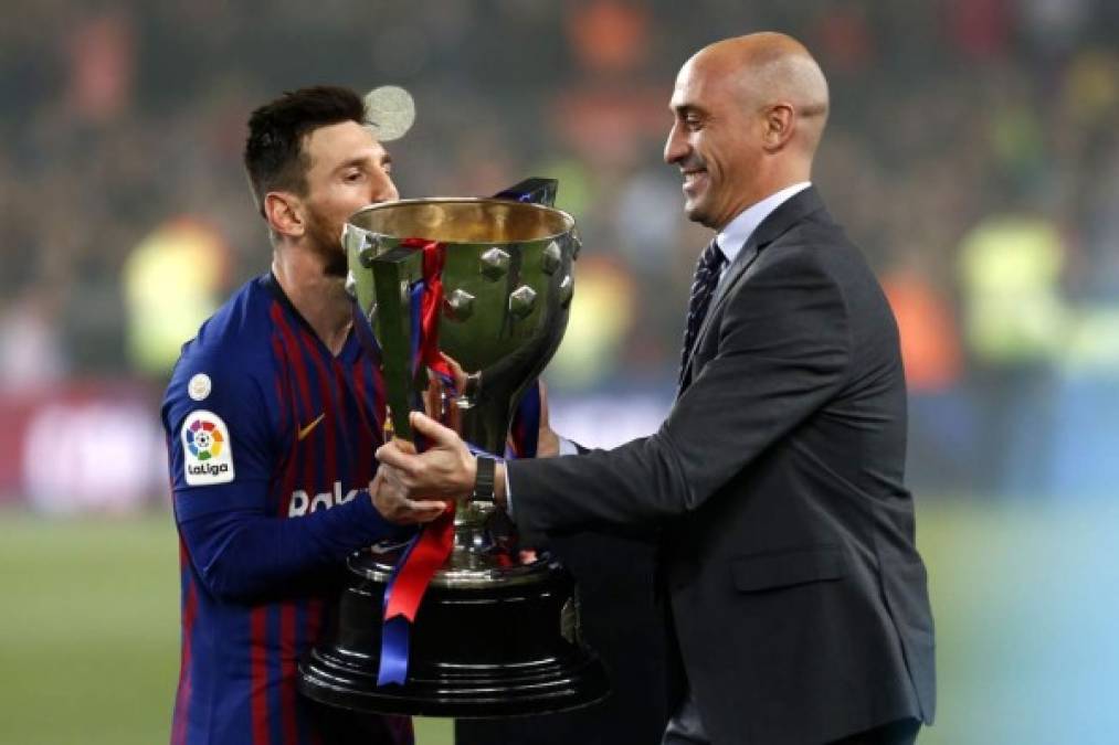 Luis Rubiales, presidente de la Real Federación Española de Fútbol, entregó a Messi el trofeo de campeón de la Liga Española. Foto AFP