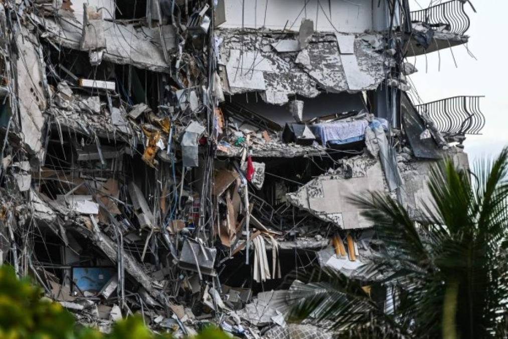 Imágenes de video mostraban una importante porción del edificio, en la ciudad de Surfside, justo al norte de Miami Beach, reducida a escombros y con el interior de los apartamentos al descubierto.
