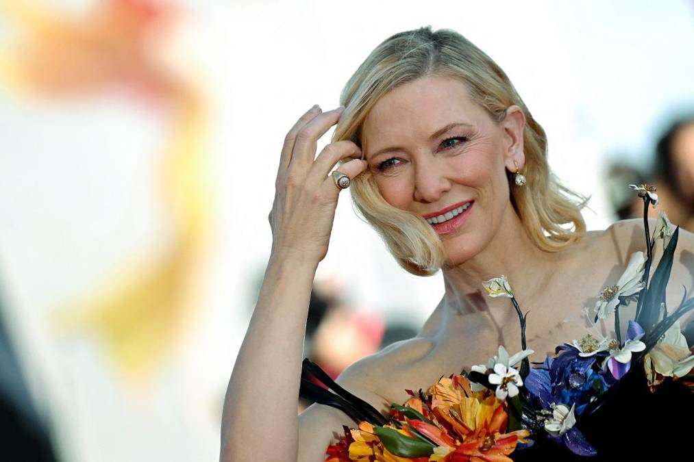 Blanchett estuvo acompañada por sus compañeras de reparto, la alemana Nina Hoss -con un llamativo abrigo plateado-, la francesa Noèmi Merlant y la británico-germana Sophie Kauer, una chelista que hace su debut como actriz en esta película.