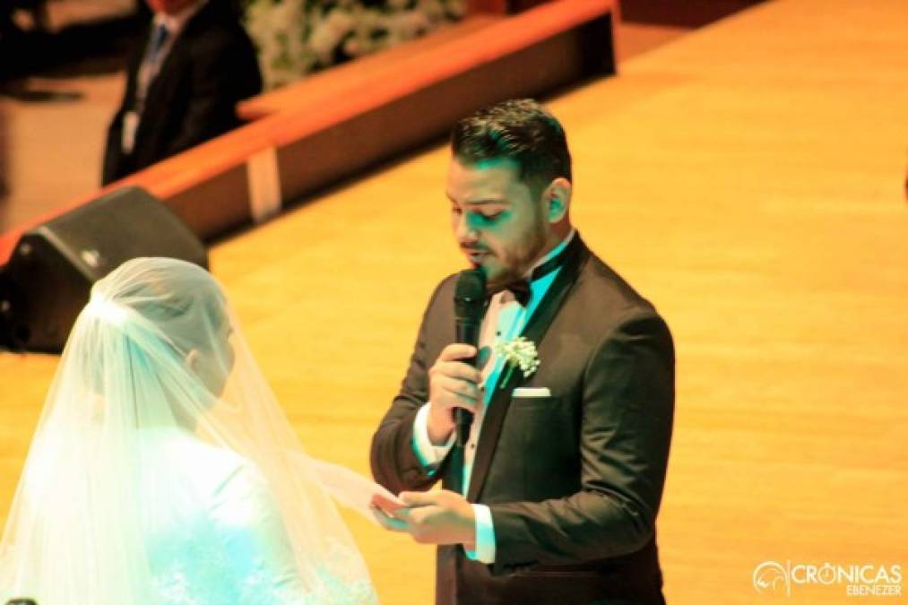 Igual de emotivo fue el instante en el que el novio, Diego Turcios, dijo sus votos a la hermosa novia.