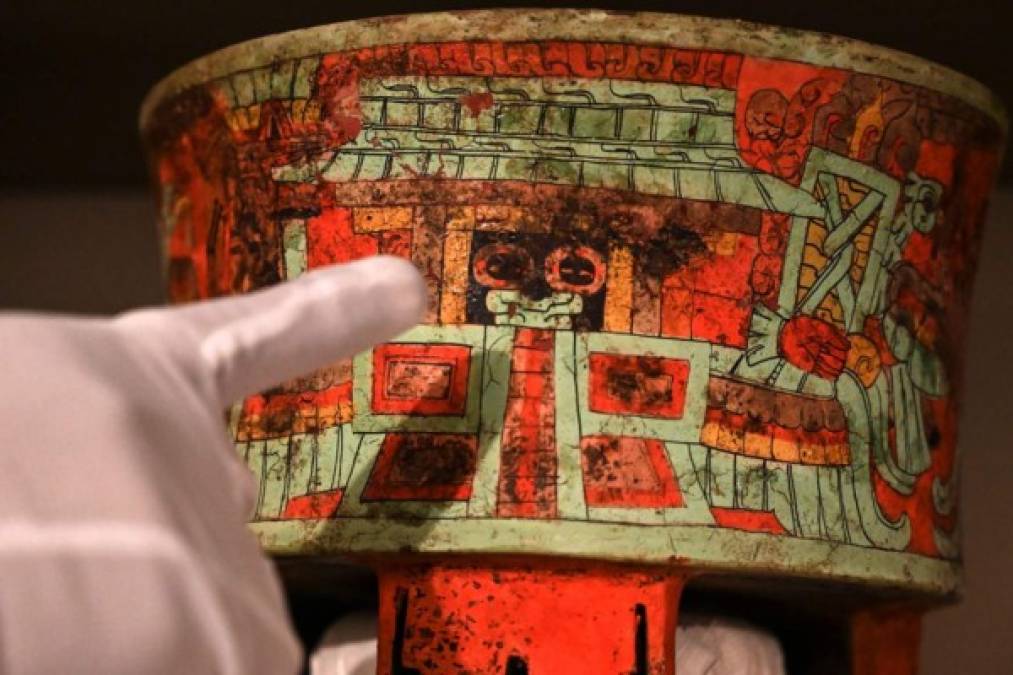 Más de 35.000 piezas están almacenadas en la bóveda de la colección de los reyes y las bodegas del CRIA.