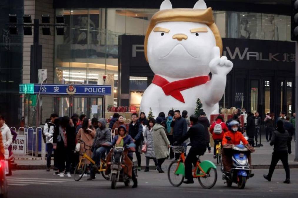 A la espera del año del perro Escultura de un perro con el característico peinado del presidente, Donald Trump, en Taiyuan.