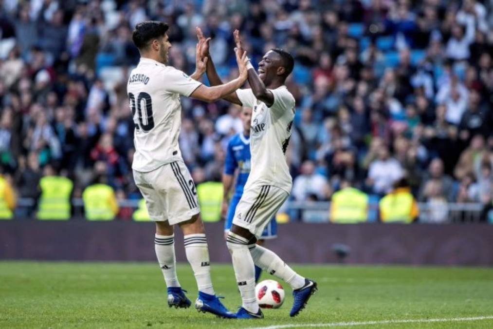 Marco Asensio celebrando con Vinicius Júnior, quien le dio la asistencia para su segundo gol.