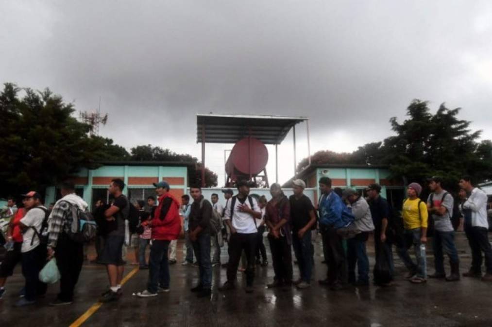 Unos 400 hondureños llegaron ya a Tecún Umán, en espera de más integrantes de la caravana migrante para intentar cruzar este jueves la frontera con México.