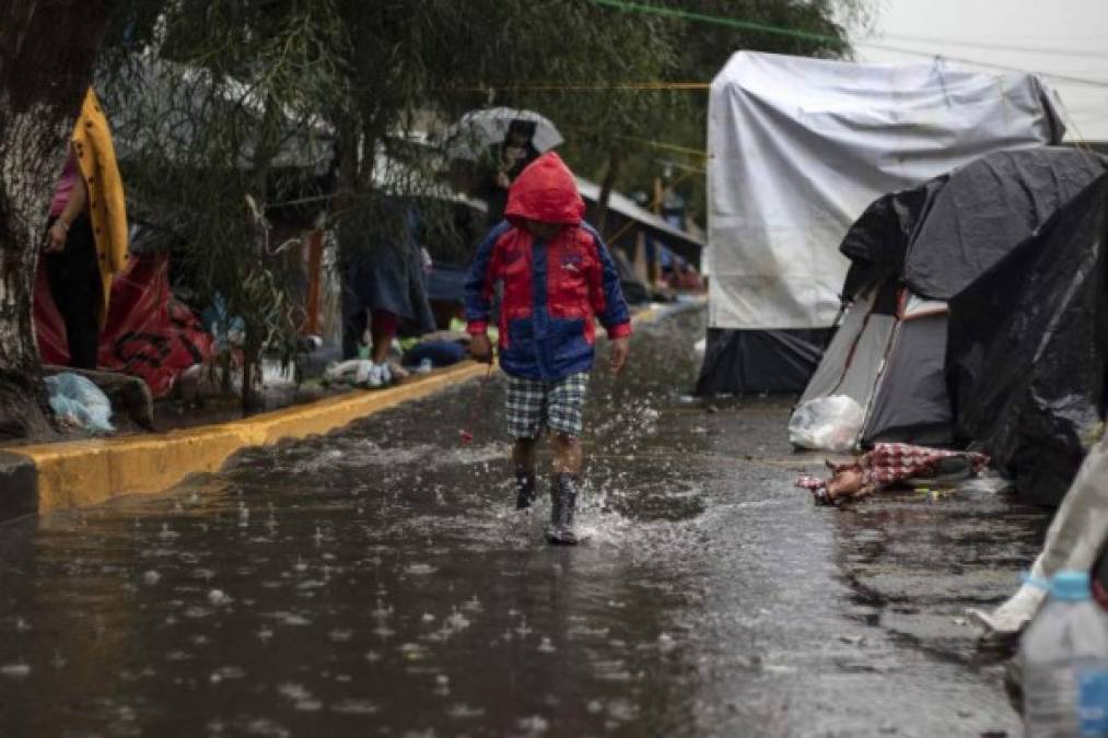 Cientos de migrantes han reportado enfermedades respiratorias debido a las condiciones climáticas, incluyendo varios menores.