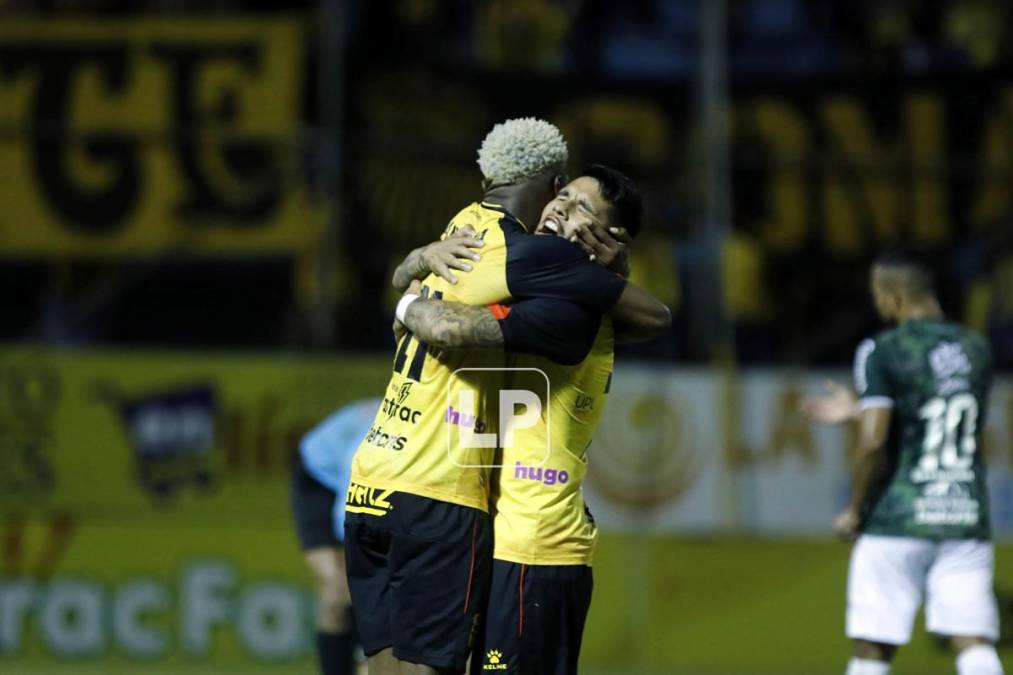 El abrazo de Kevin Álvarez y Ezequiel Denis para celebrar el pase del Real España a la final.