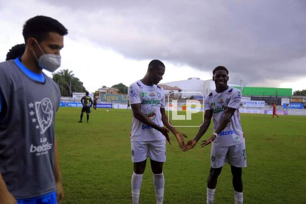 Byron Rodríguez y Héctor Aranda celebrando el gol del empate momentáneo 1-1 del Platense contra el Real España.