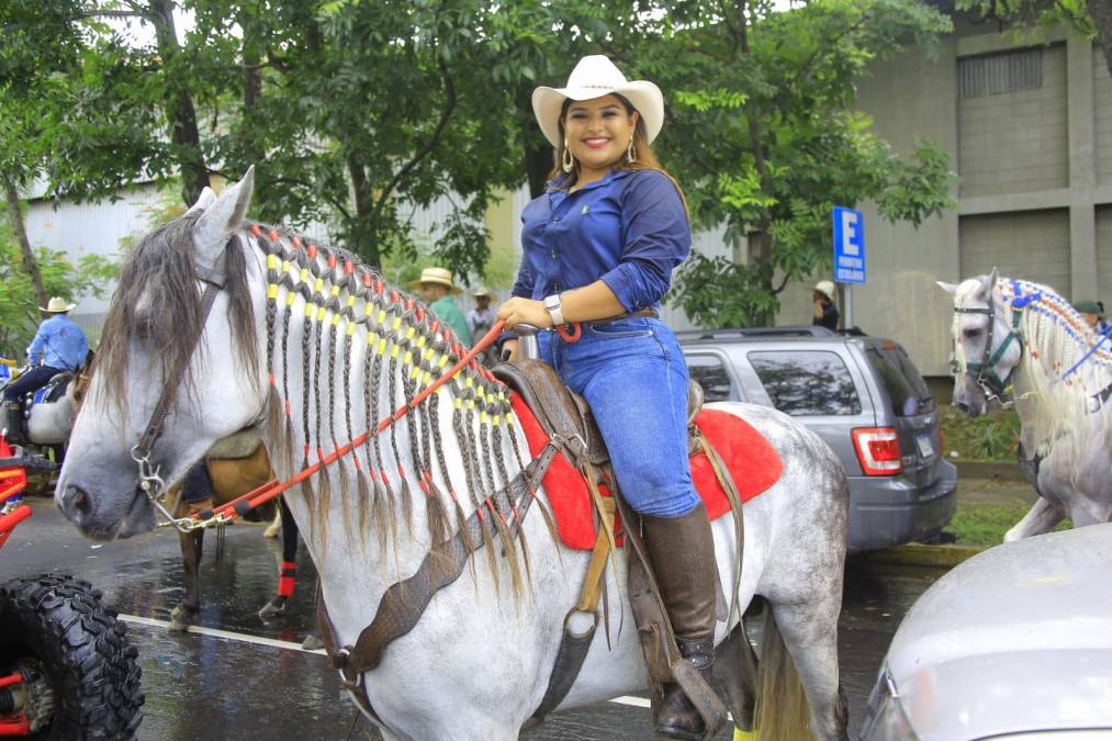 Belleza no faltó en el desfile. Karen Stephany León Pérez.