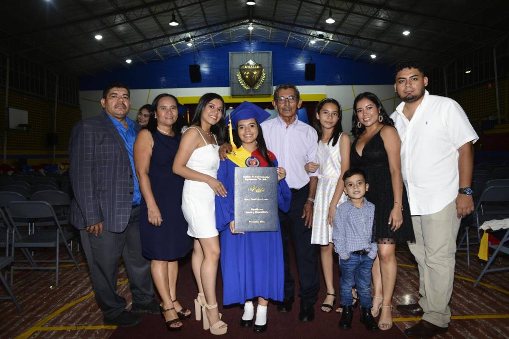 La graduada Claudy López junto a su familia