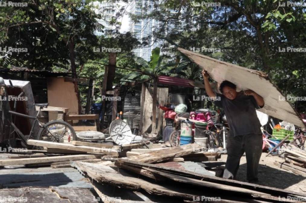 Agentes de la Policía Nacional y Municipal desalojaron a decenas de familias que vivían desde hace unos años en las riberas del río Bermejo.