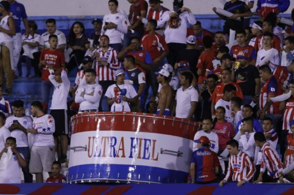 La barra del Olimpia estuvo presente alentando a sus jugadores.