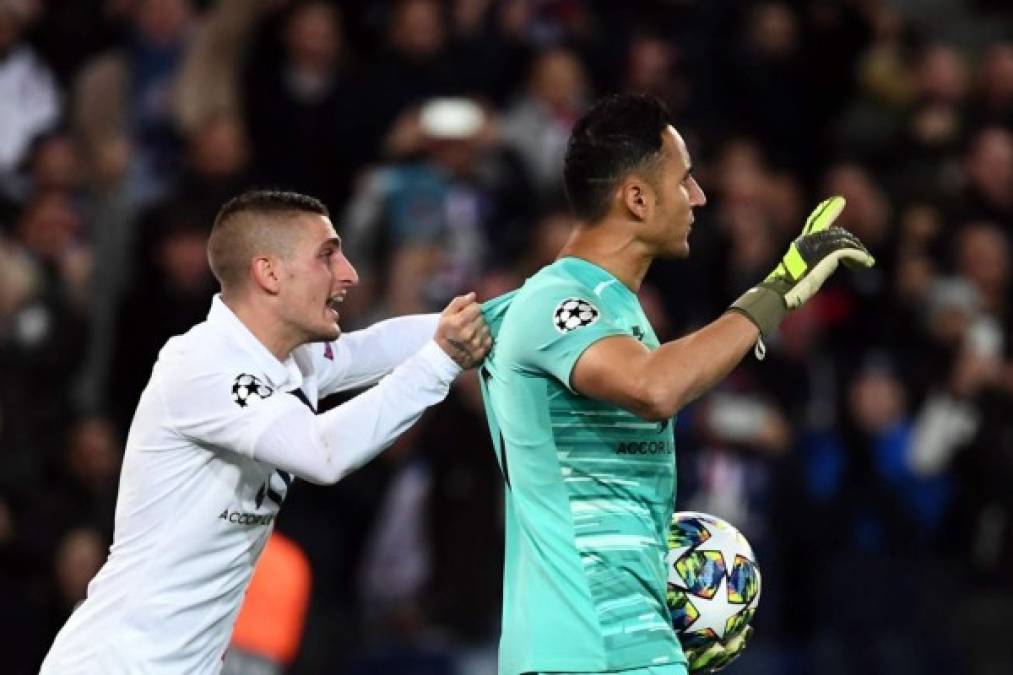 Mientras el portero tico Keylor Navas celebra que detuvo el penal, su compañero italiano Marco Verratti lo apura para que salga jugando el balón.