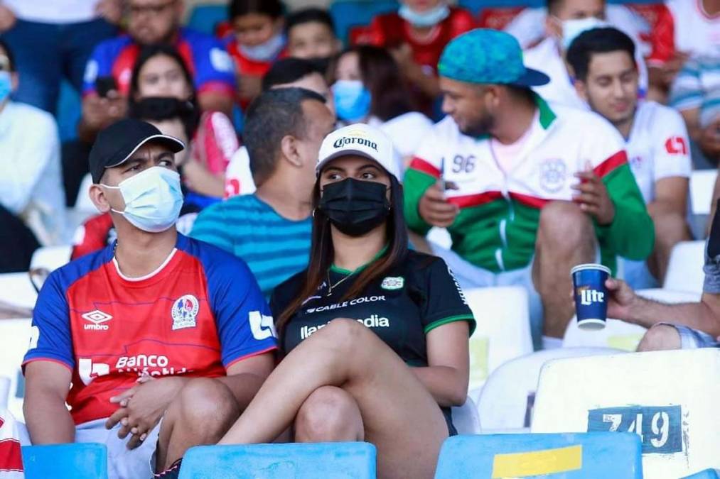 Él del Olimpia y ella del Marathón. En pareja llegaron al clásico.