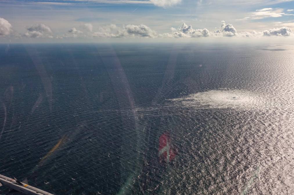 Impactantes imágenes del burbujeo en el mar Báltico tras fugas en gasoductos rusos