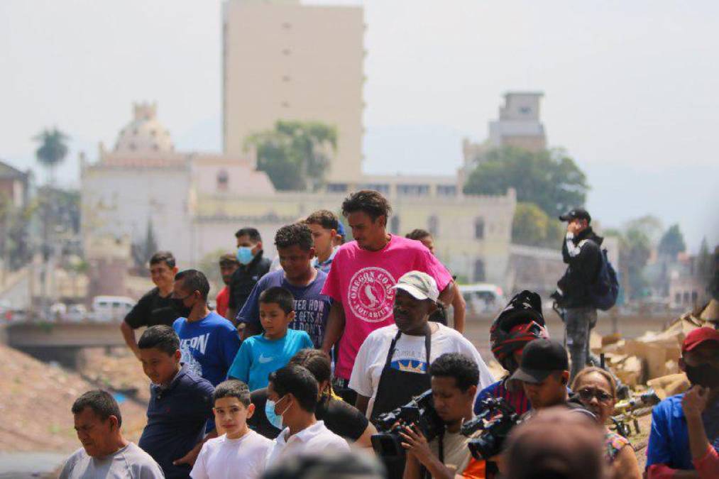Fiscales protestan frente a cadáver en río de Tegucigalpa