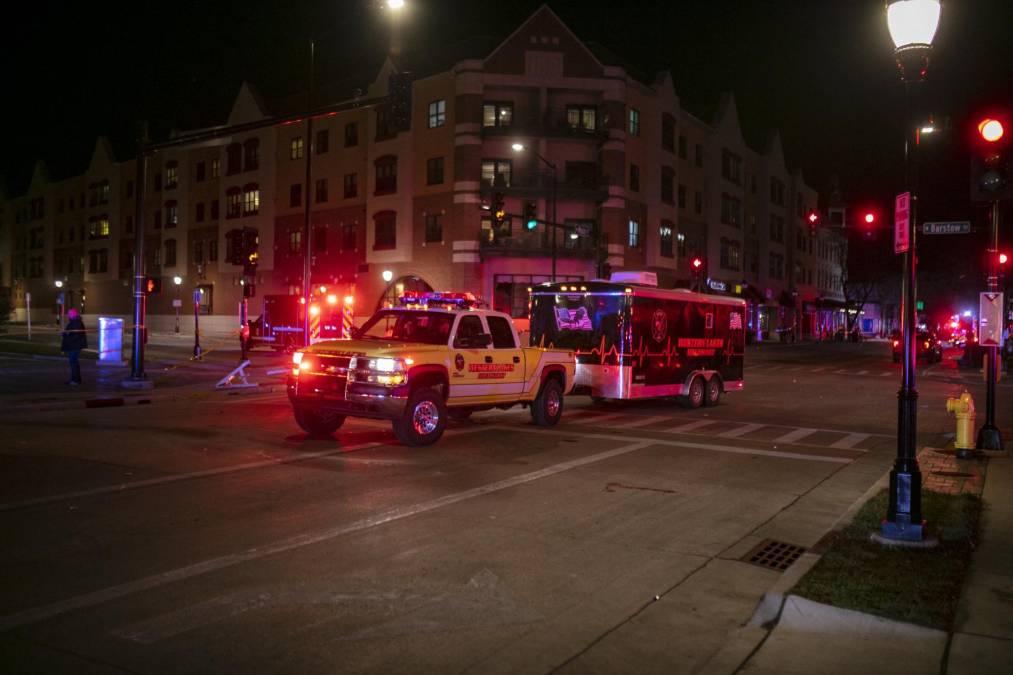 Al menos cinco personas murieron y unas 40 resultaron heridas después de que un vehículo embistiera a decenas de personas en un desfile que se estaba celebrando en la ciudad estadounidense de Waukesha, en el estado de Wisconsin, informaron las autoridades.