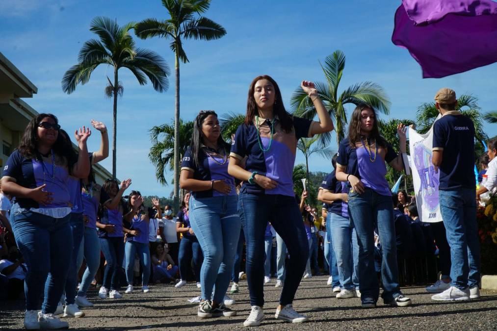 Los jóvenes bailaron luego de su llegada al centro educativo.