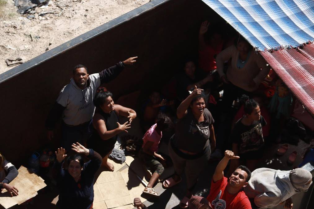 La polémica sobre los migrantes en México comenzó el 19 de septiembre, cuando la empresa Ferromex suspendió 60 trenes de carga ante la presencia de más de 4,000 migrantes y “cerca de media docena de lamentables casos de lesiones o fallecimientos” en las vías o los carros en medio de una nueva oleada migratoria.