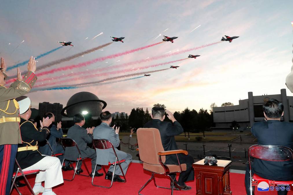 Las Fuerzas norcoreanas también realizaron un espectáculo aéreo y una exhibición de combate de tropas para su líder.