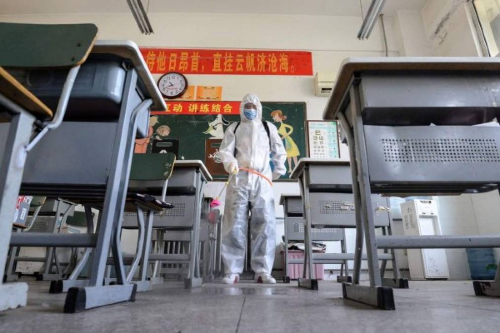 Antes de volver a las clases, miembros del personal de salud rociaron desinfectante en las aulas de las escuelas. Imagen en Handan, en la provincia de Hebei, en el norte de China.