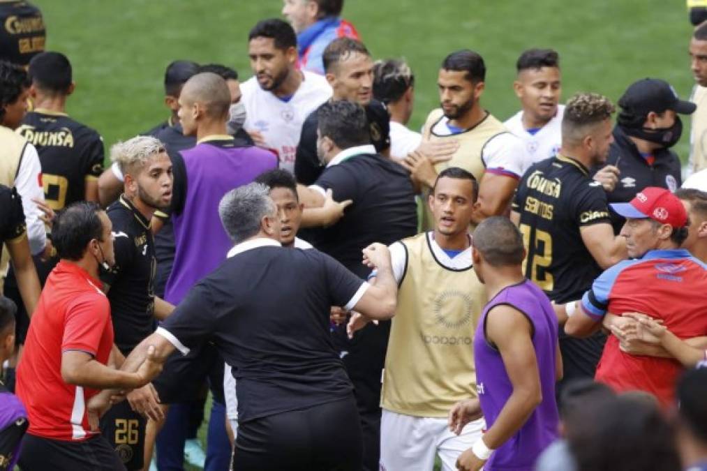 Pedro Troglio y Diego Vázquez enloquecieron y protagonizaron tremendo zafarrancho antes del final del primer tiempo.