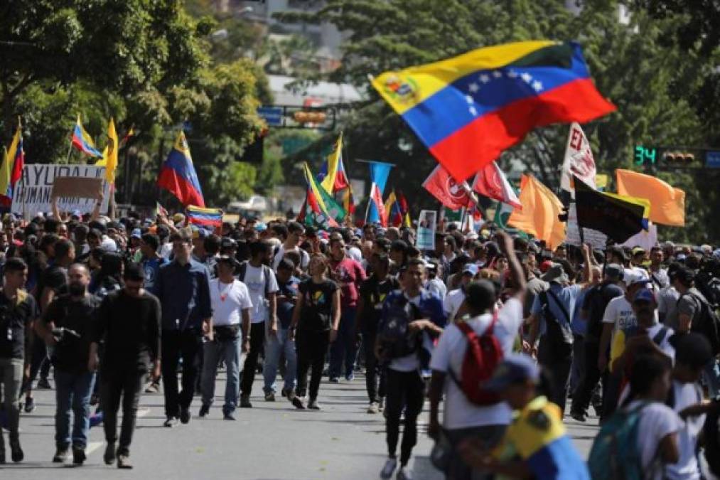 Los manifestantes también exigen que Maduro abandone el poder que señalan 'usurpa' para que pueda instalarse un Gobierno transitorio que convoque a elecciones libres, como repiten desde el pasado 10 de enero, cuando el gobernante juró un nuevo mandato de 6 años que no reconoce buena parte de la comunidad internacional.