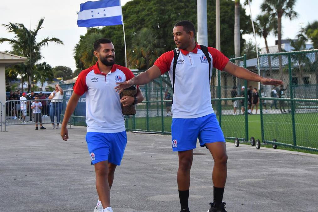 Jorge Álvarez y José Mendoza charlando a su llegada al estadio.