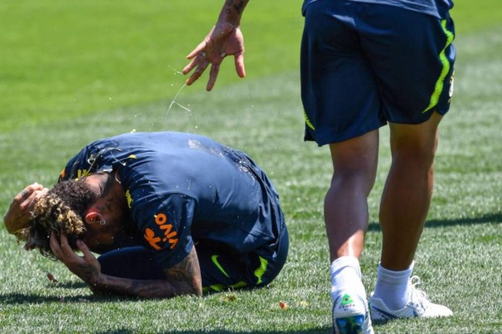 Así terminó Neymar tras el ataque de huevos que sufrió por parte de sus compañeros.