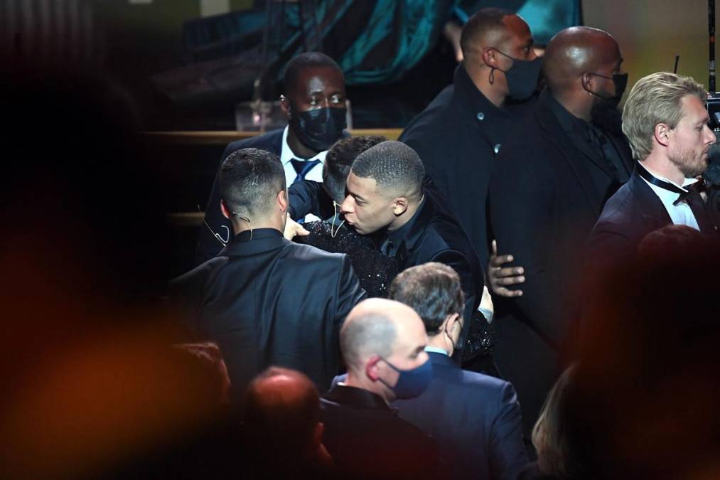 Kylian Mbappé también felicitó a su compañero Lionel Messi tras ganar el Balón de Oro 2021.