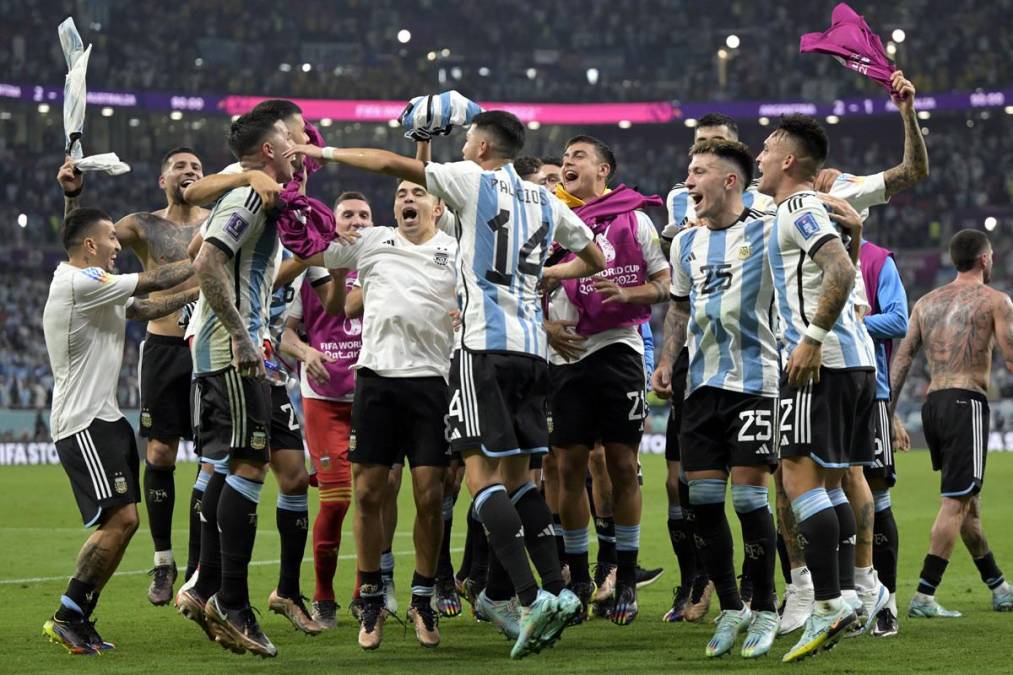 Los jugadores de la Selección Argentina celebrando la victoria y clasificación a cuartos de final del Mundial de Qatar 2022.