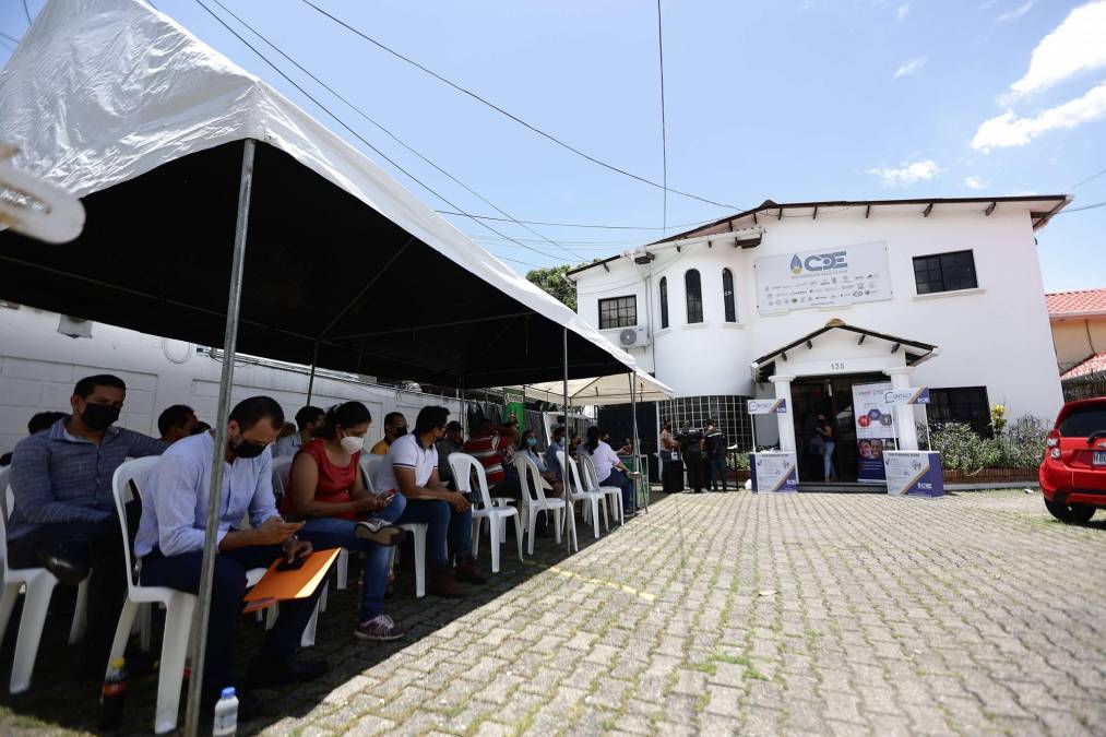 Más de 300 personas asistieron a la tercera feria de empleo que realizó el Centro de Desarrollo Empresarial del Valle de Sula. 