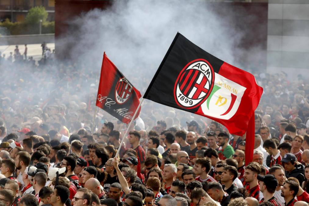 Los milanistas han salido a las calles para celebrar a lo grande el título de su amado equipo. Han sido once años de sequía en donde han sufrido una serie de duros resultados.