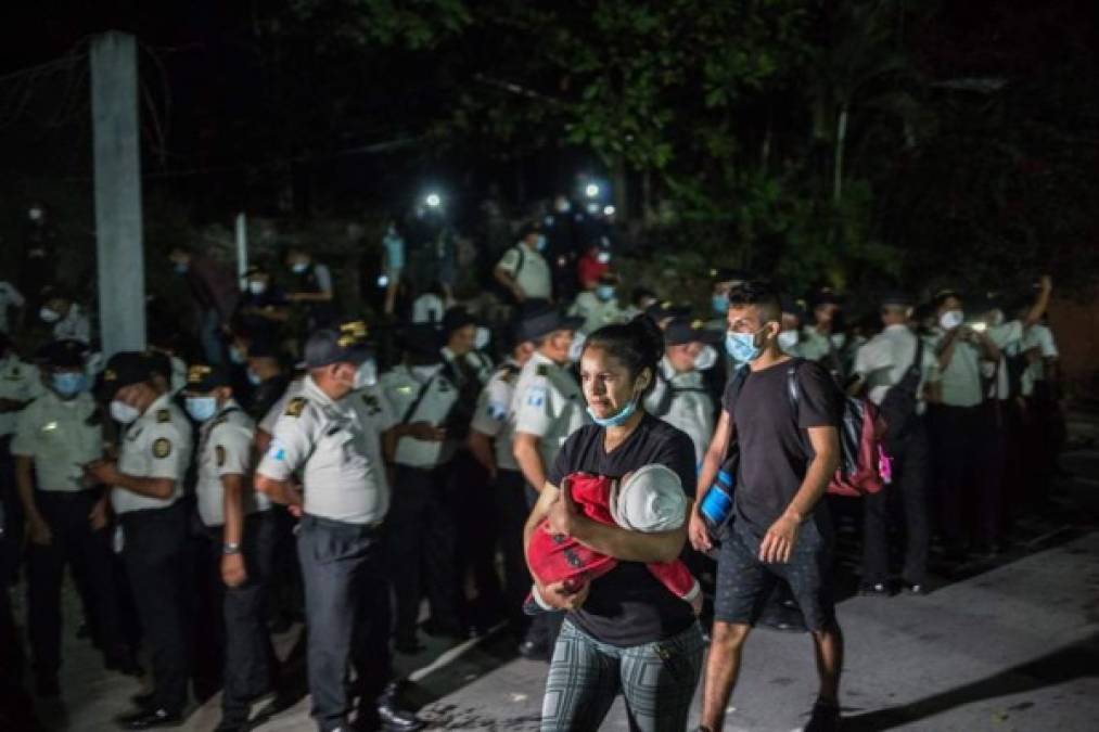 FOTOS: Así logró cruzar la multitudinaria caravana de hondureños por la frontera con Guatemala