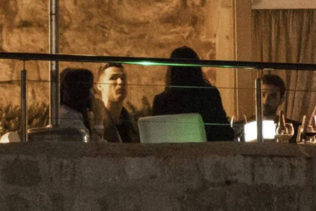 Cristiano Ronaldo junto a Georgina y un grupo de amigos se desplazaron posteriormente a la isla de Lopud, donde dieron un paseo y almorzaron en uno de los restaurantes más conocidos de la isla, el ‘Konoba Drubrovnik’. Foto Mundo Deportivo.