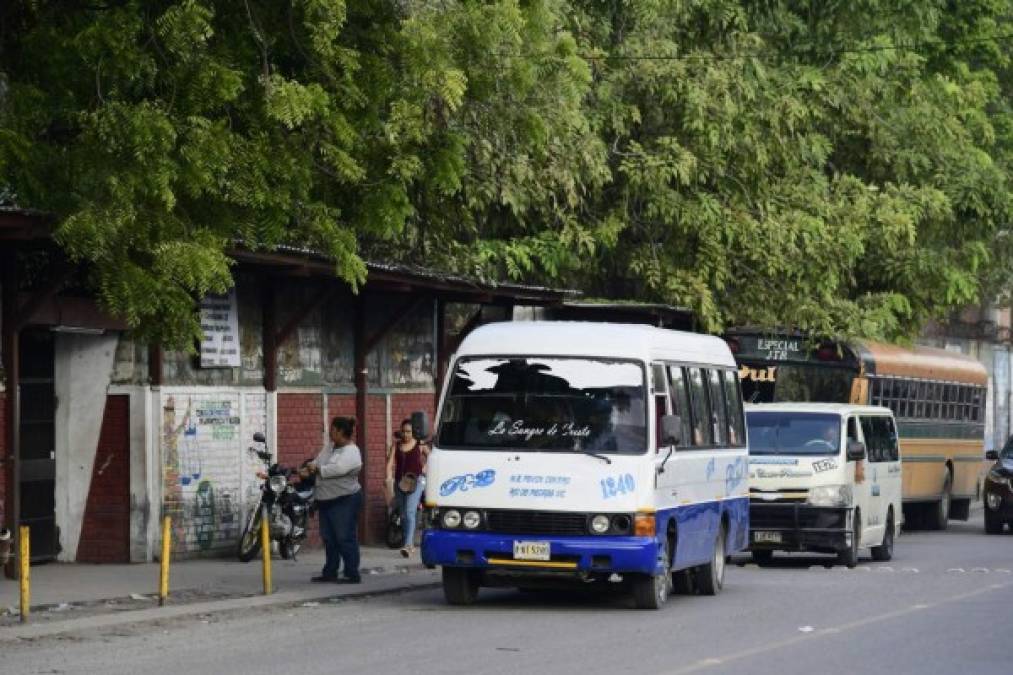 Mostrar sus pertenencias de valor como teléfonos, joyas y llevar cantidades grandes de dinero, son algunos de los factores que más influyen para que una persona sea víctima de asalto en las paradas de buses de la ciudad, detalló Marlon Miranda, vocero de la Policía Nacional.<br/><br/>Sitio: salida del instituto José Trinidad Reyes