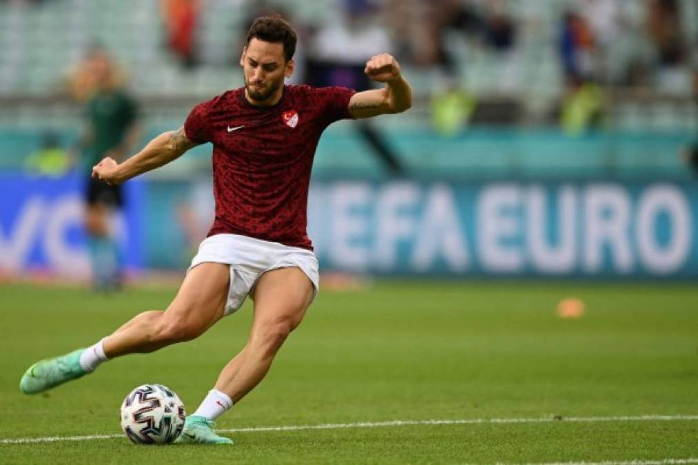 Bombazo en Italia. Según Nico Schira, el Inter le ha ofrecido al volante turco Hakan Calhanoglu un contrato de 4,5M/año + bonos hasta 2025. La ultima oferta del AC Milan fue 4M/año + bonos. Foto AFP.