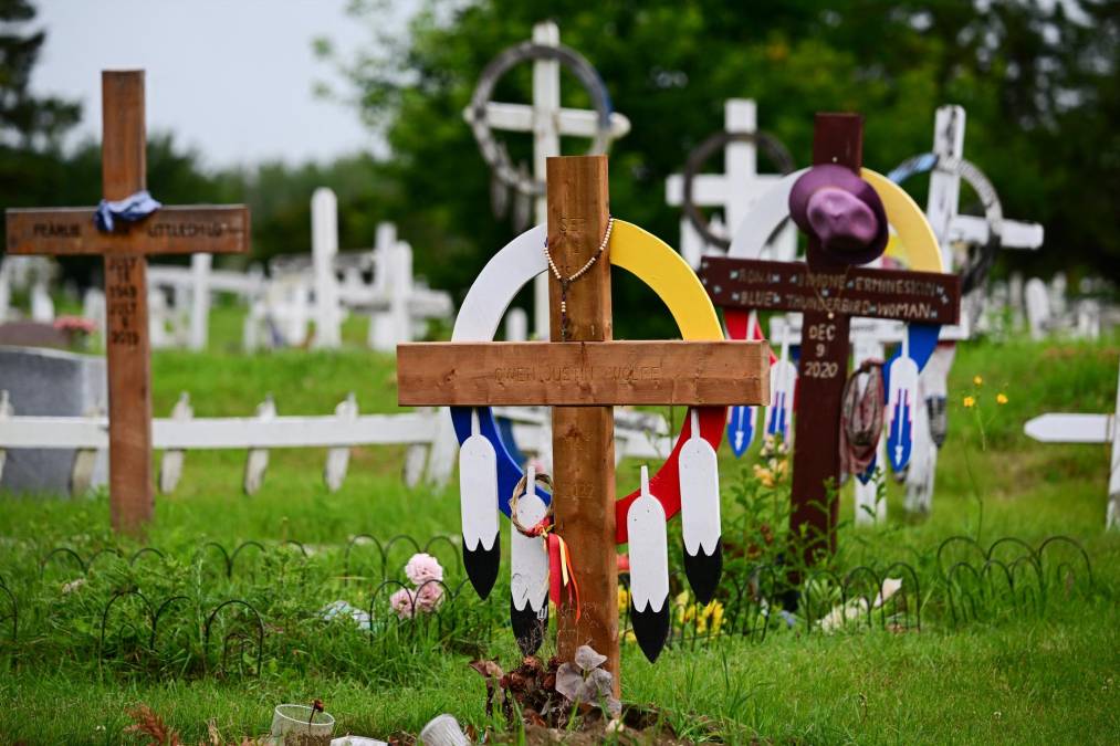 Alrededor de 150.000 niños indígenas fueron matriculados a la fuerza en estos centros, donde fueron separados de sus familias, de su lengua y de su cultura y a menudo fueron víctimas de violencia física, psicológica y sexual.