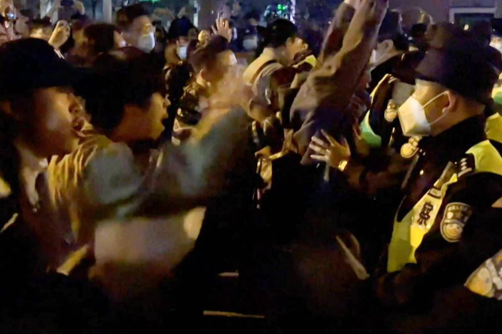 Una multitud se congregó cerca de la calle Wulumuqi --el nombre en mandarín de la ciudad de Urumqi-- con gente gritando “¡Xi Jinping, renuncie, renuncie!”, en una rara muestra de rechazo al presidente chino, según un video divulgado por redes sociales y geolocalizado por AFP. 