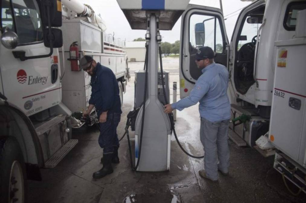 'Será la primera vez que tengamos un huracán mientras el río Misisipi está en crecida', dijo el gobernador.