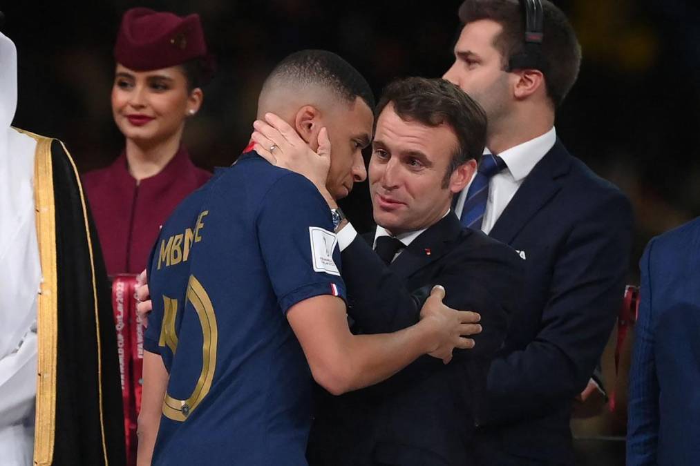 Emmanuel Macron, presidente de Francia, consoló a Kylian Mbappé al momento de la entrega de los premios.