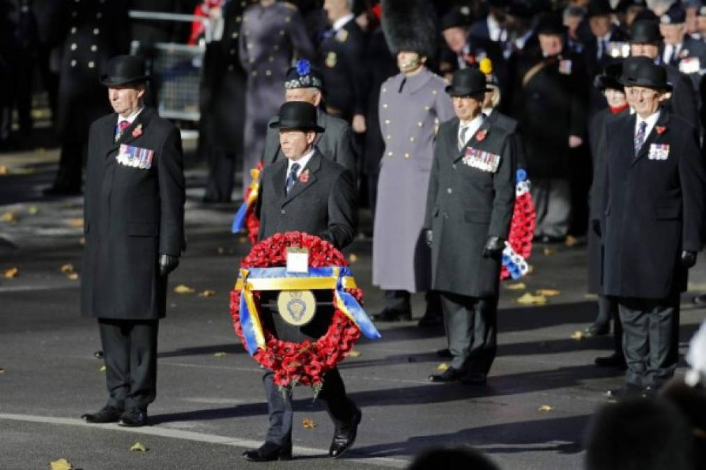 Cientos de personalidades británicas depositaron ofrendas florales después de guardar minutos de silencio.