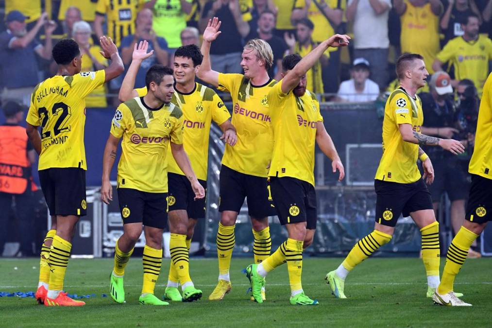 Los jugadores del Borussia Dortmund celebrando el gol de Jude Bellingham ante el Copenhague.